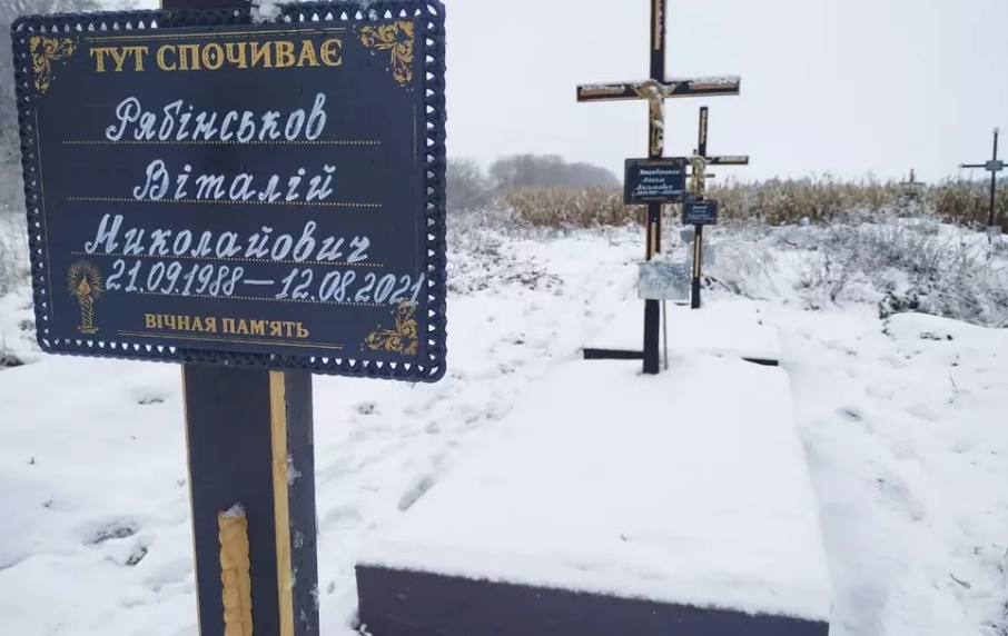 Одинаковые кресты с номерами в поле кукурузы: как в Украине хоронят бездомных